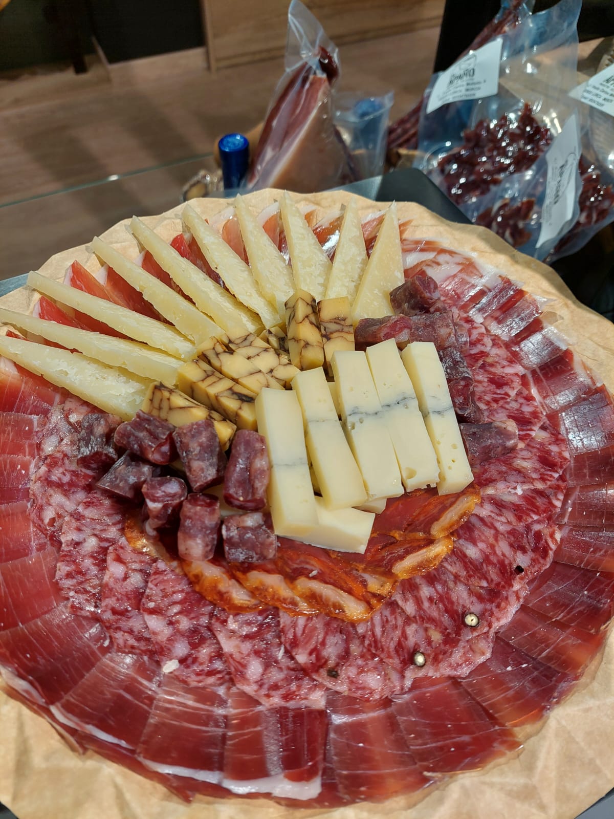 Tabla circular de ibéricos y quesos