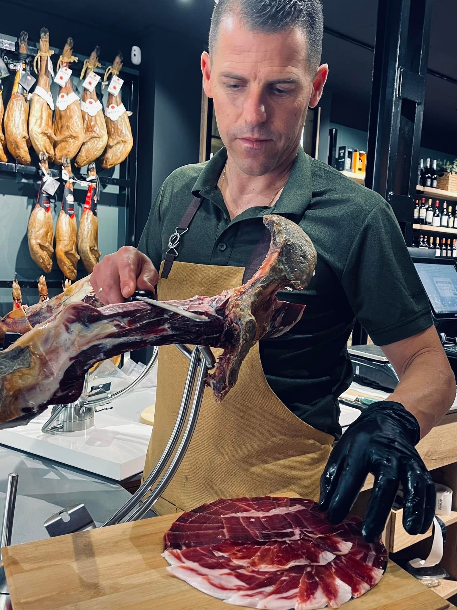 Pedro García Sicilia cortando jamón ibérico en El Apaño